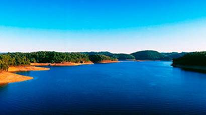 La Universidad de Salamanca lidera un proyecto europeo para frenar la amenaza de las cianobacterias en el agua