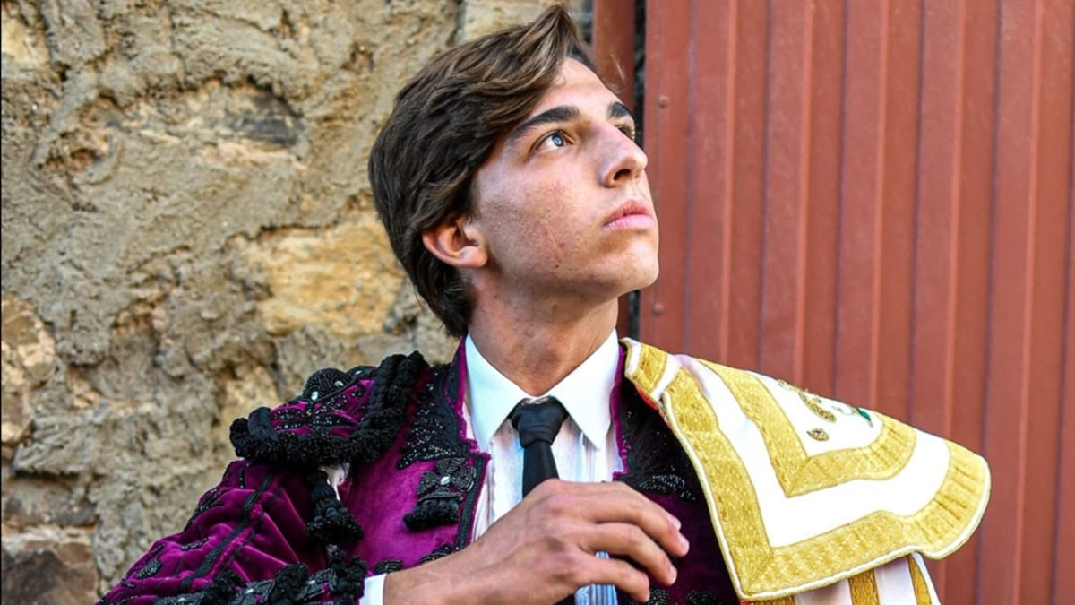 El novillero salmantino Julio Norte, corneado en la espalda en San Agustín del Guadalix