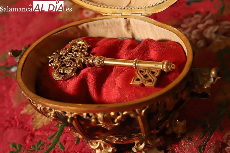 La Orden del Carmelo Descalzo obsequia al rey Felipe VI con la llave real del sepulcro de santa Teresa