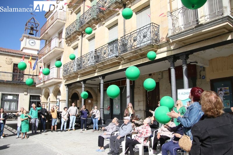 Un cielo de recuerdos contra el olvido: Alba de Tormes cierra el mes del Alzheimer con una emotiva suelta de globos