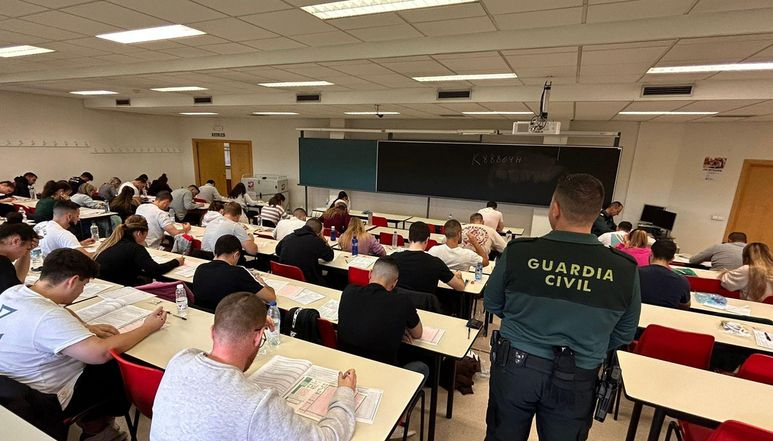 Cerca de 28.000 aspirantes se examinan este sábado para conseguir una de las 3.118 plazas de la Guardia Civil