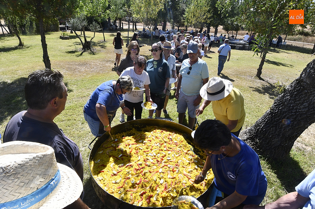 Una paella popular pone el broche de oro a las fiestas del Cristo en Diosleguarde 