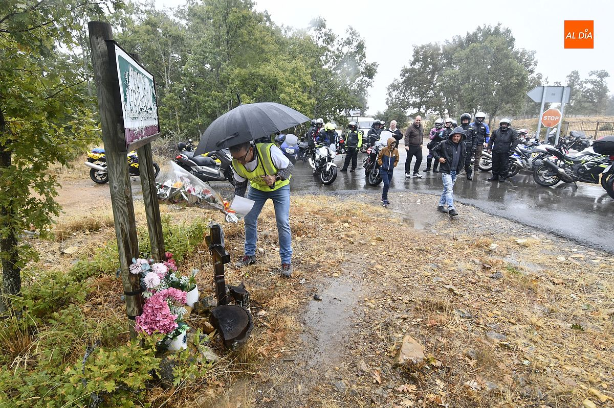 Cerca de un centenar de moteros mantienen vivo el recuerdo de José Antonio Salicio y Ricardo Sánchez