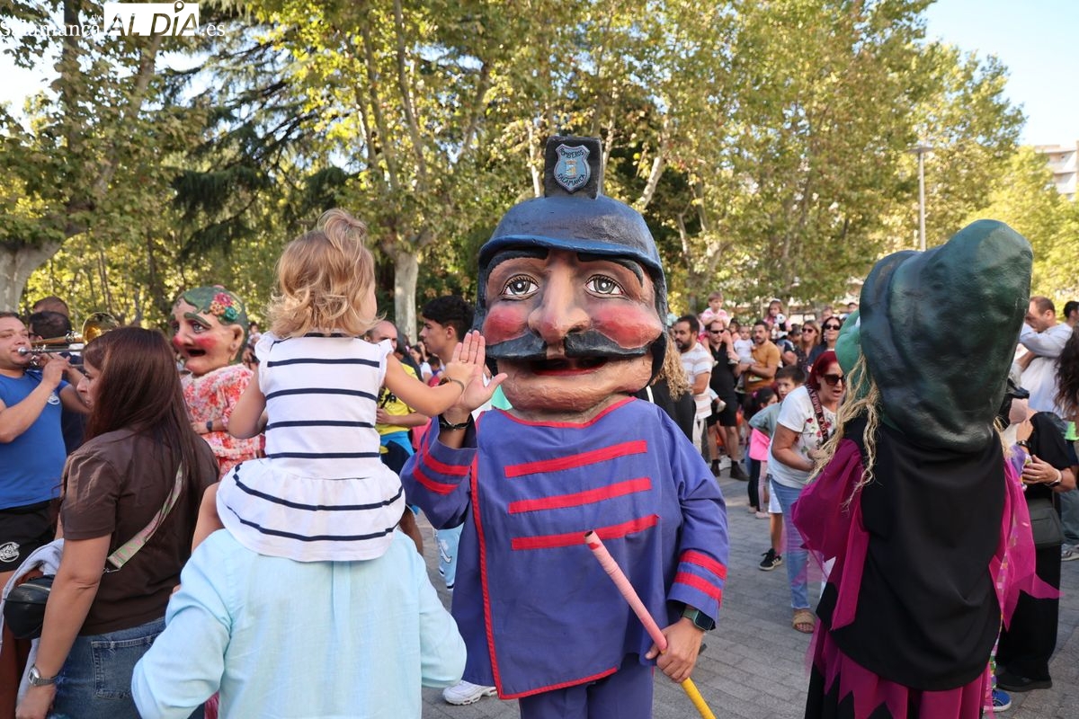 VÍDEO Y FOTOS | Ilusión y diversión en el tradicional desfile de gigantes y cabezudos de Salamanca