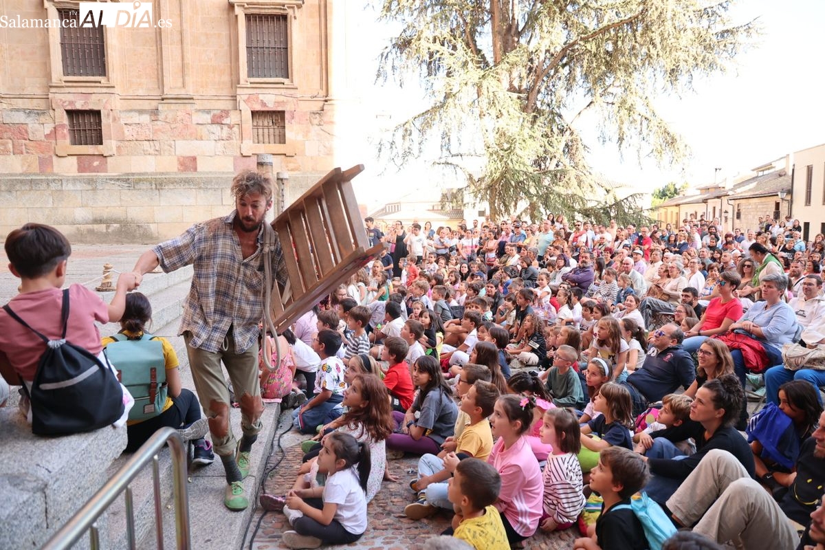 FOTOS Y VÍDEO | El arte circense de Tot Bé conquista el Patio Chico de Salamanca