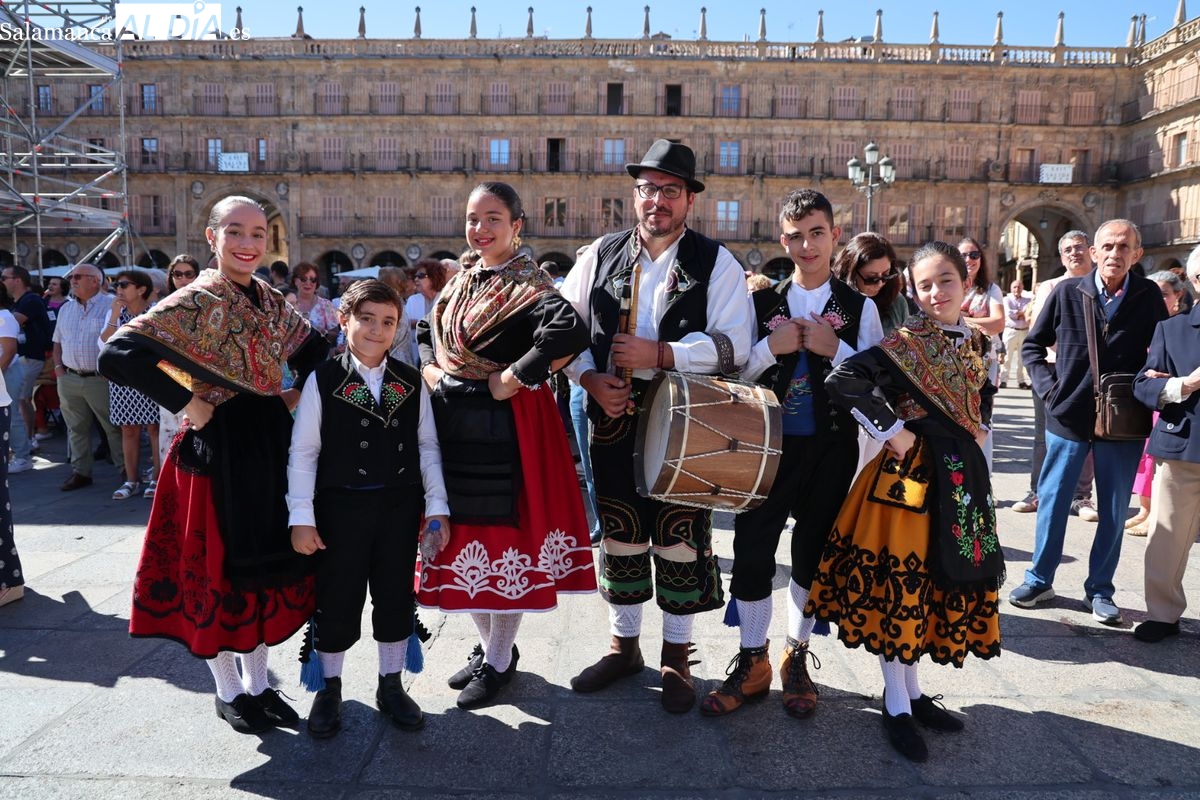 VÍDEO Y FOTOS | Los tamborileros toman la Plaza Mayor de Salamanca en su gran día