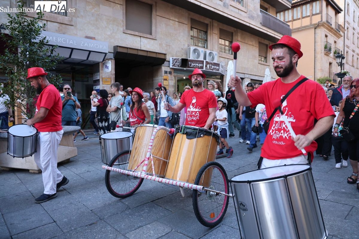 VÍDEO Y FOTOS | Batukamatraka protagoniza un pasacalles por el centro de Salamanca  
