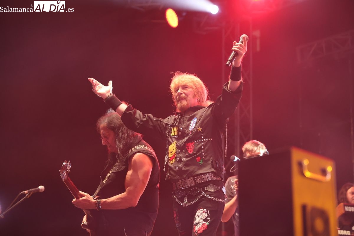 VÍDEO Y FOTOS | Medina Azahara se despide de Salamanca con un concierto legendario en la Plaza Mayor