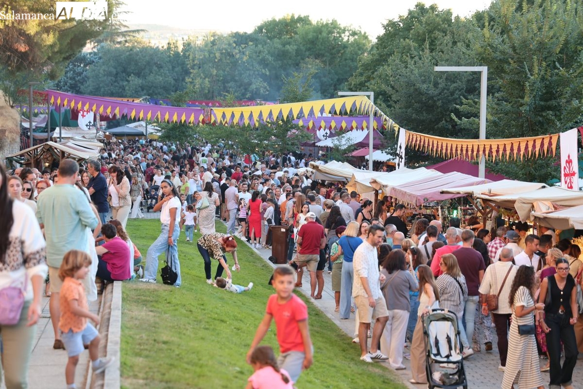 VÍDEO Y FOTOS | Gran ambiente en la última jornada del mercado medieval