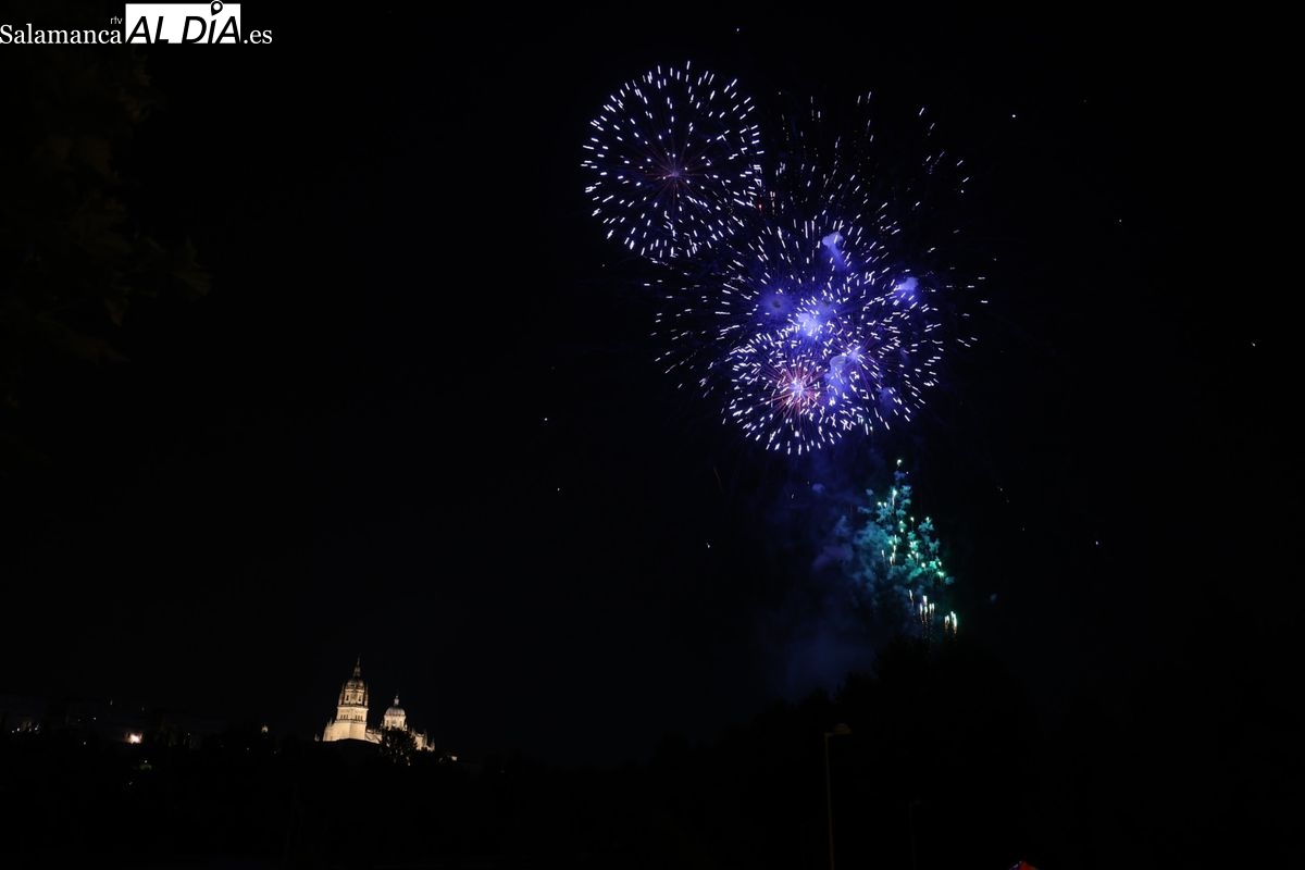 VÍDEO Y FOTOS | El cielo de Salamanca se ilumina con los espectaculares fuegos artificiales de Caballer FX