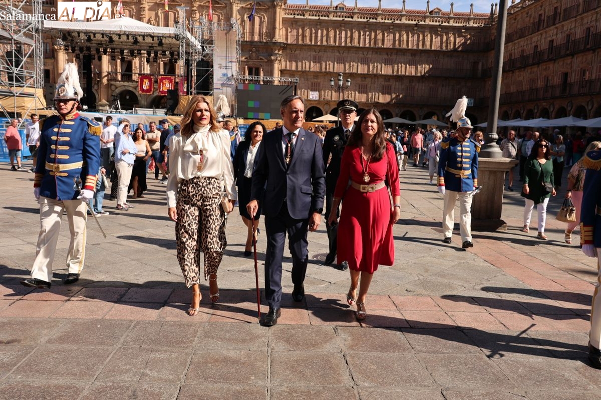 FOTOS | La Corporación Municipal asiste a la tradicional eucaristía por la Virgen de la Vega, donde el alcalde dedica unas palabras a los bomberos