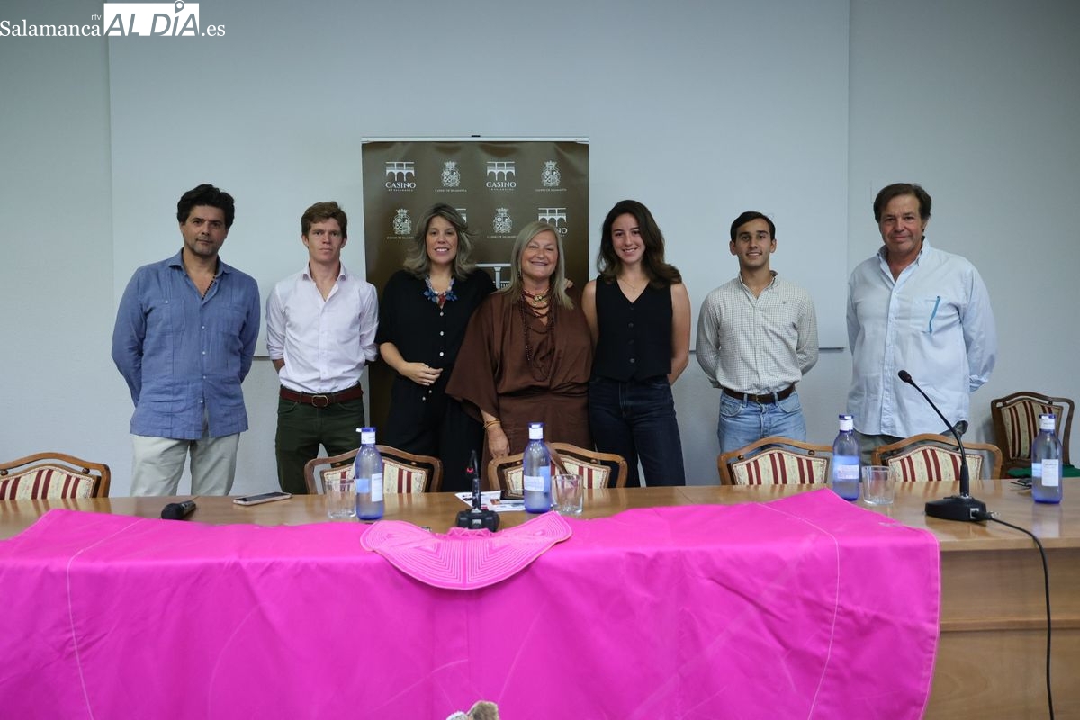Mesa de excepción y público fiel en los coloquios taurinos del Casino