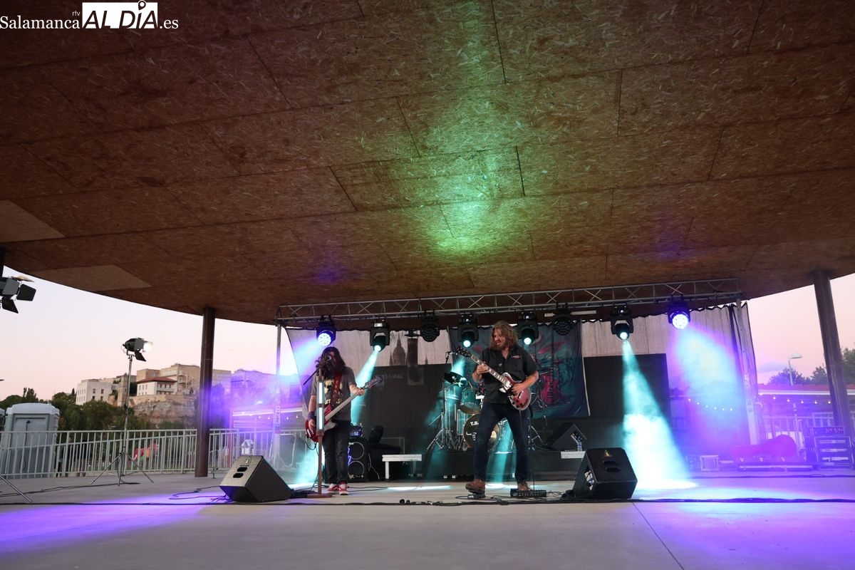 VÍDEO Y FOTOS | La banda salmantina TBMC llena de rock el parque de Nebrija con su tributo a los clásicos