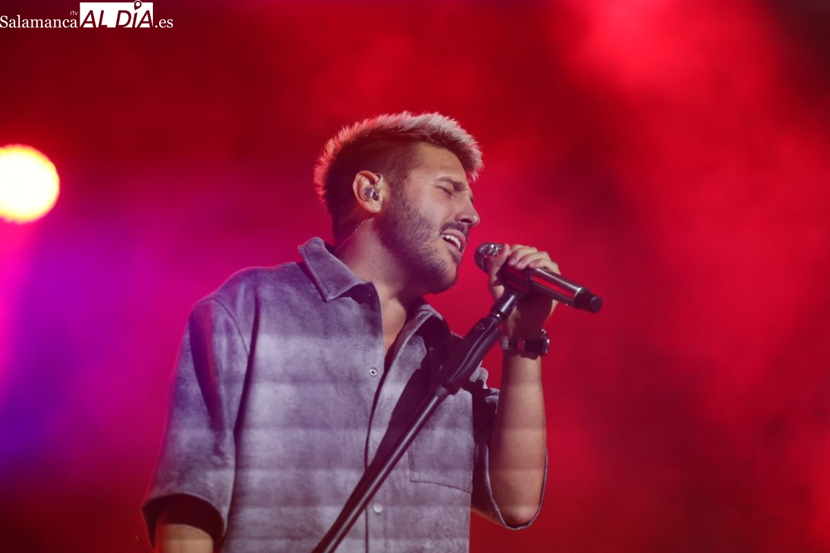 VÍDEO Y FOTOS | Antonio José conquista una Plaza Mayor abarrotada