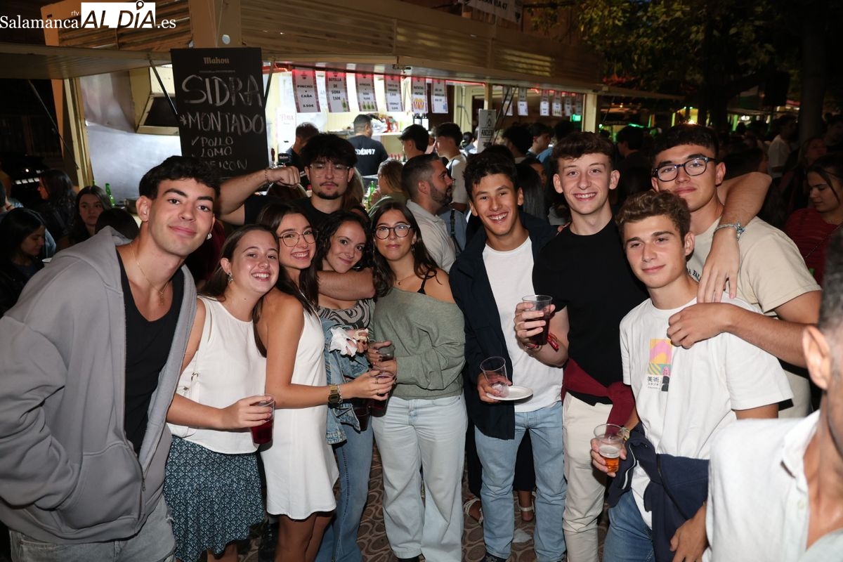 GALERÍA DE FOTOS | Salmantinos y visitantes abarrotan las casetas de la Plaza de los Bandos