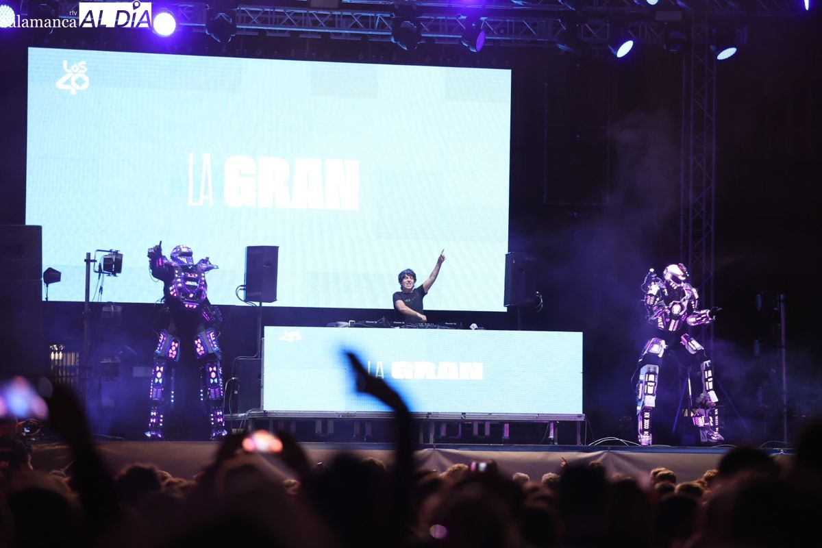 VÍDEO Y FOTOS | La Plaza Mayor de Salamanca vibra al ritmo de LoS40 Sessions con Dani Moreno El Gallo y San Bernardino