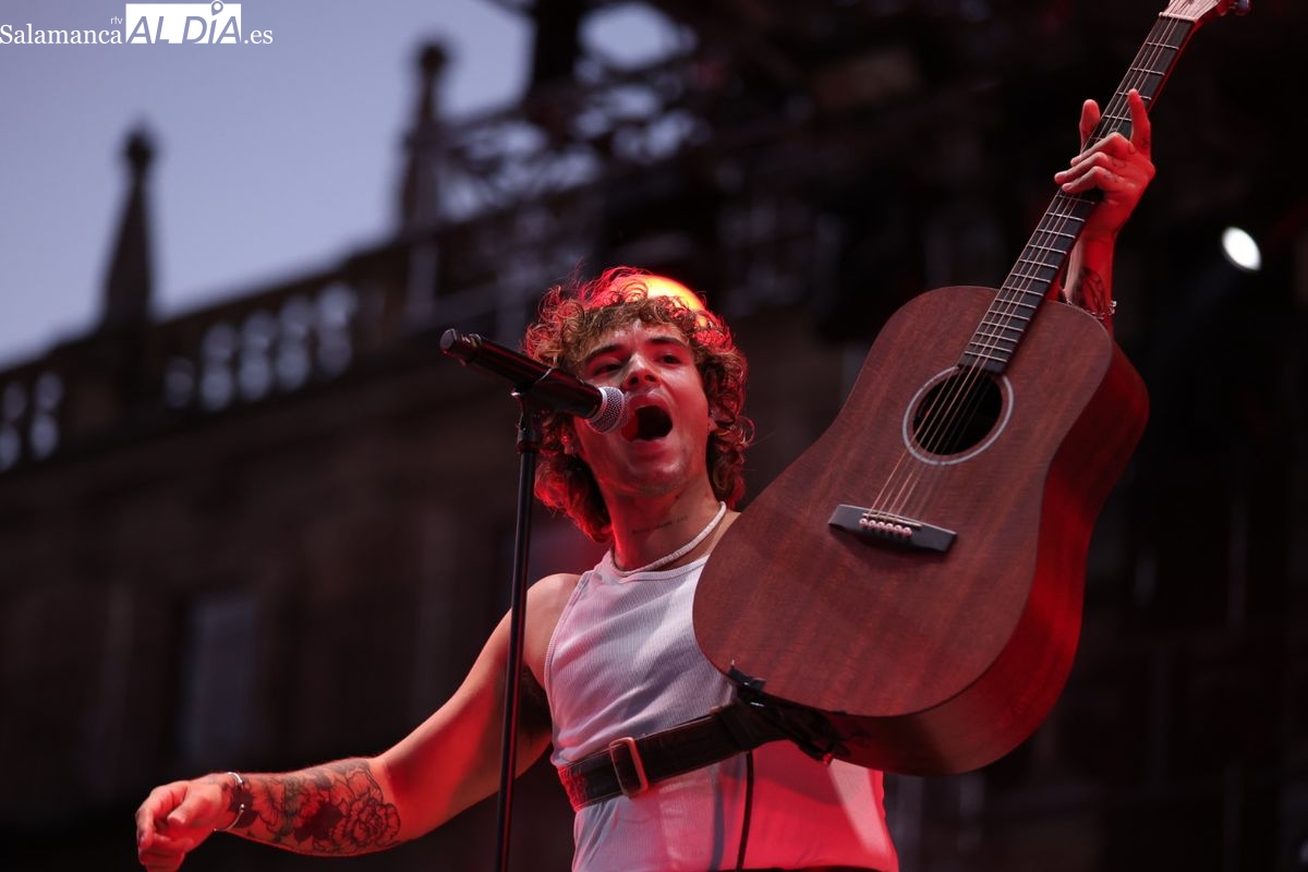 VÍDEO Y FOTOS | Noan conquista la Plaza Mayor de Salamanca con su pop-rock enérgico