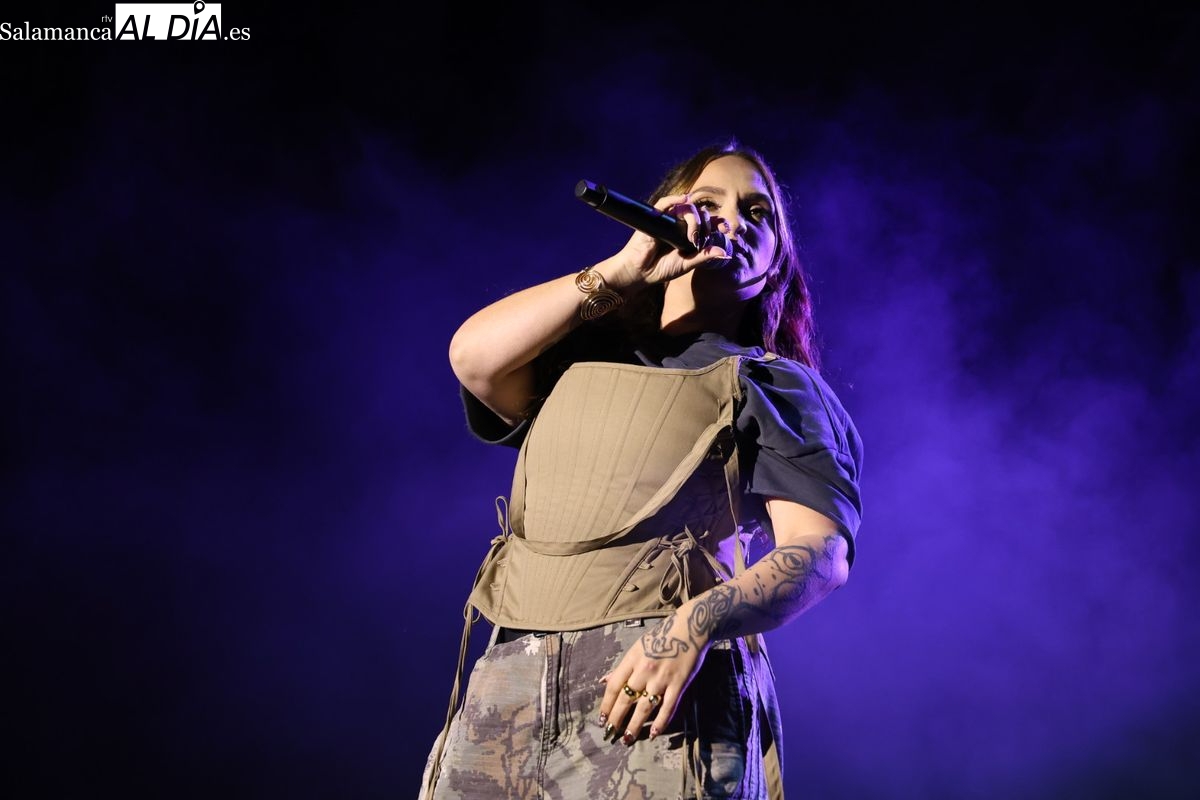 VÍDEO Y FOTOS | La arrolladora fuerza de Lia Kali conquista una Plaza Mayor entregada a su musica