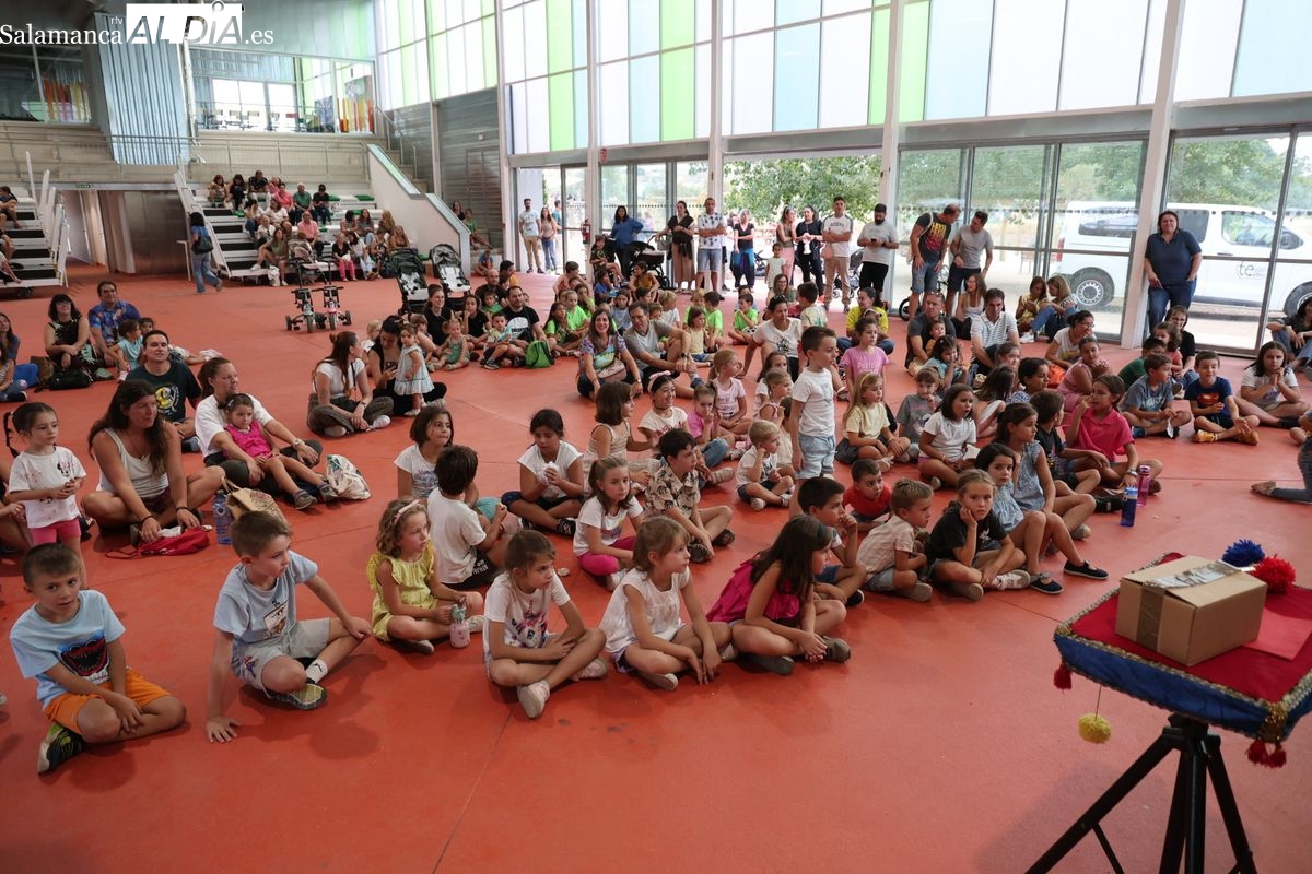 Las asociaciones de vecinos de Salamanca toman el protagonismo en la Feria de las Asociaciones