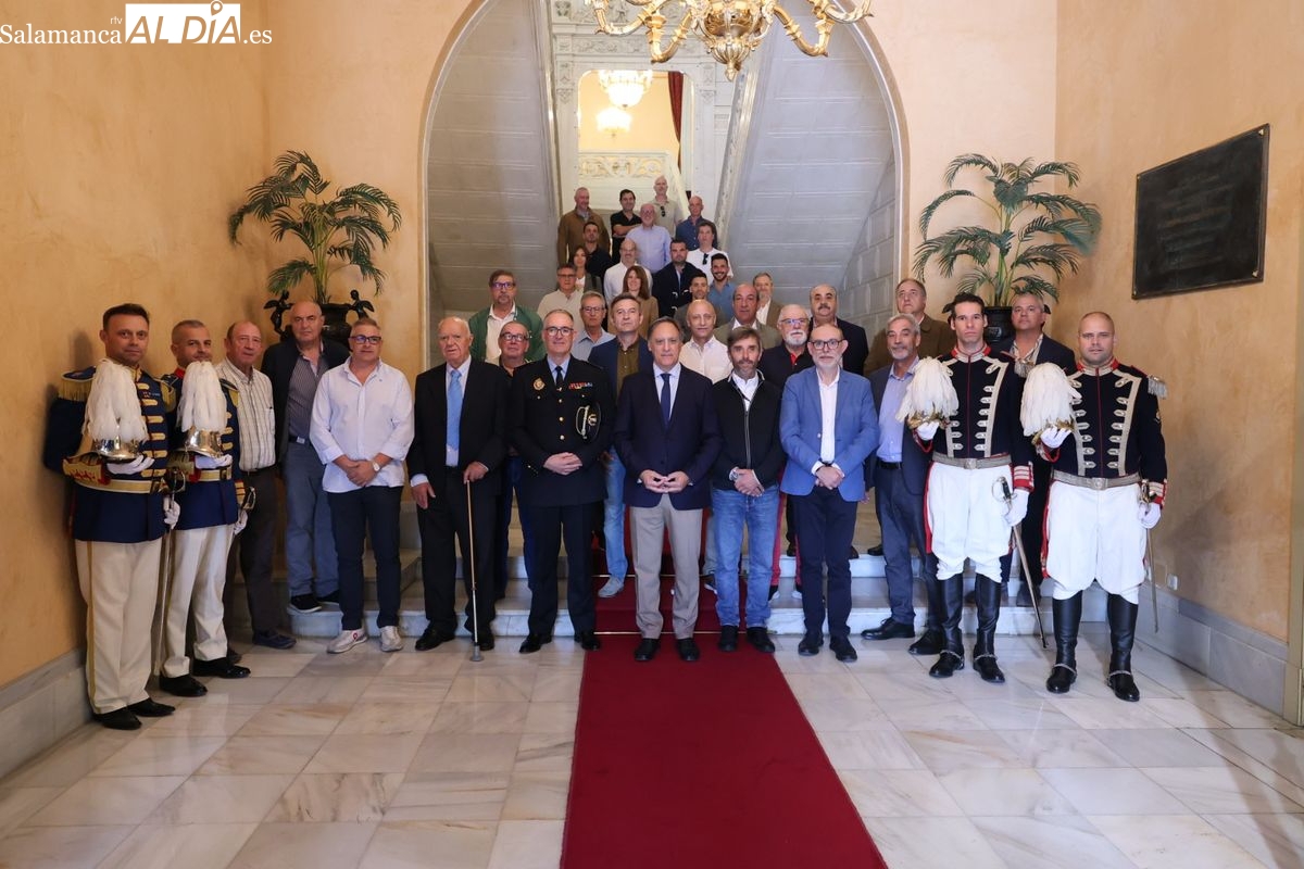 Sois la imagen del respeto institucional de Salamanca. Elogio para la Escolta de Gran Gala de la Policía Local