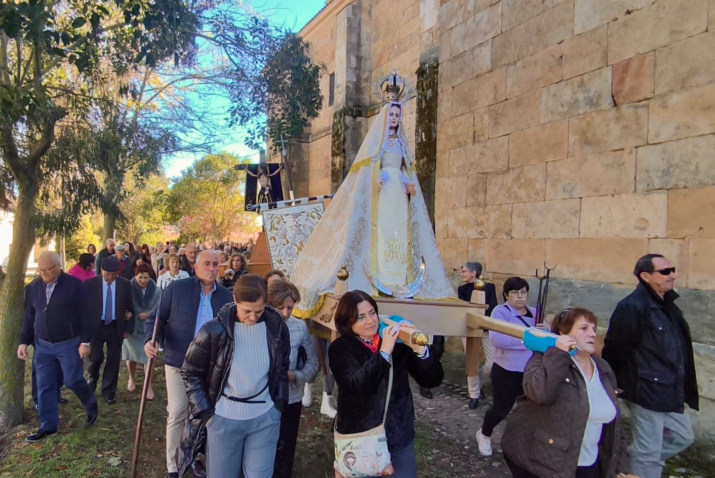 El Cristo de Hornillos vuelve a las calles de Arabayona de Mógica arropado por vecinos y fieles