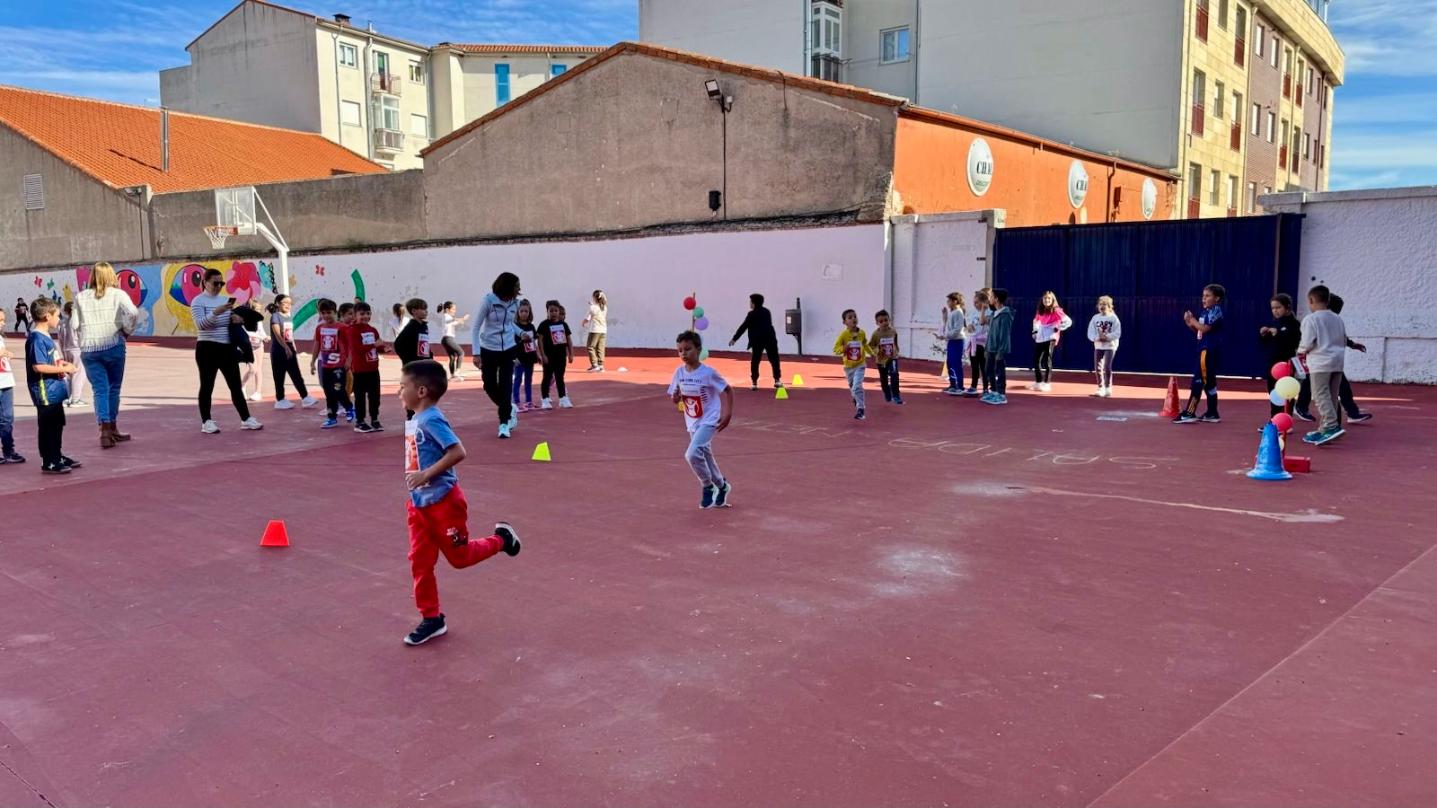 El CEIP Miguel de Unamuno se viste de deporte y ganas para hacer ‘kilómetros de solidaridad’ en favor de Save the Children’