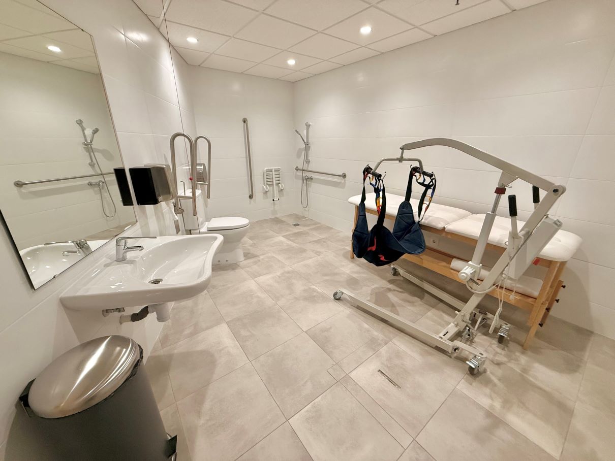 FOTOS | Así es el primer aseo cambiador inclusivo de Salamanca 