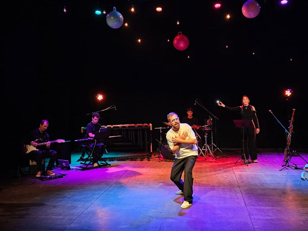 VÍDEO | Jes Martins llena en el estreno de su musical sobre el autismo en Salamanca