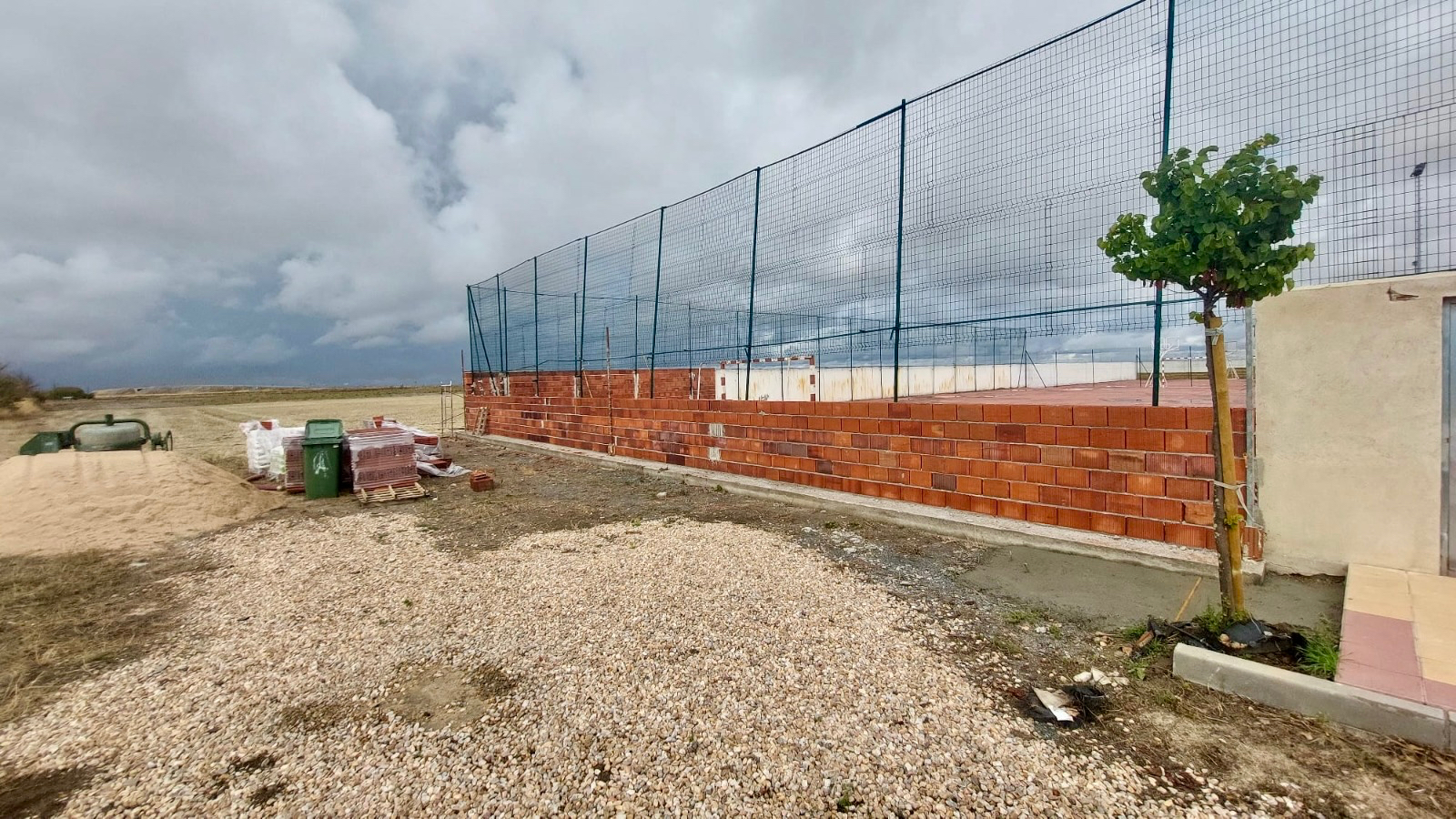 Renovado el vallado del polideportivo municipal