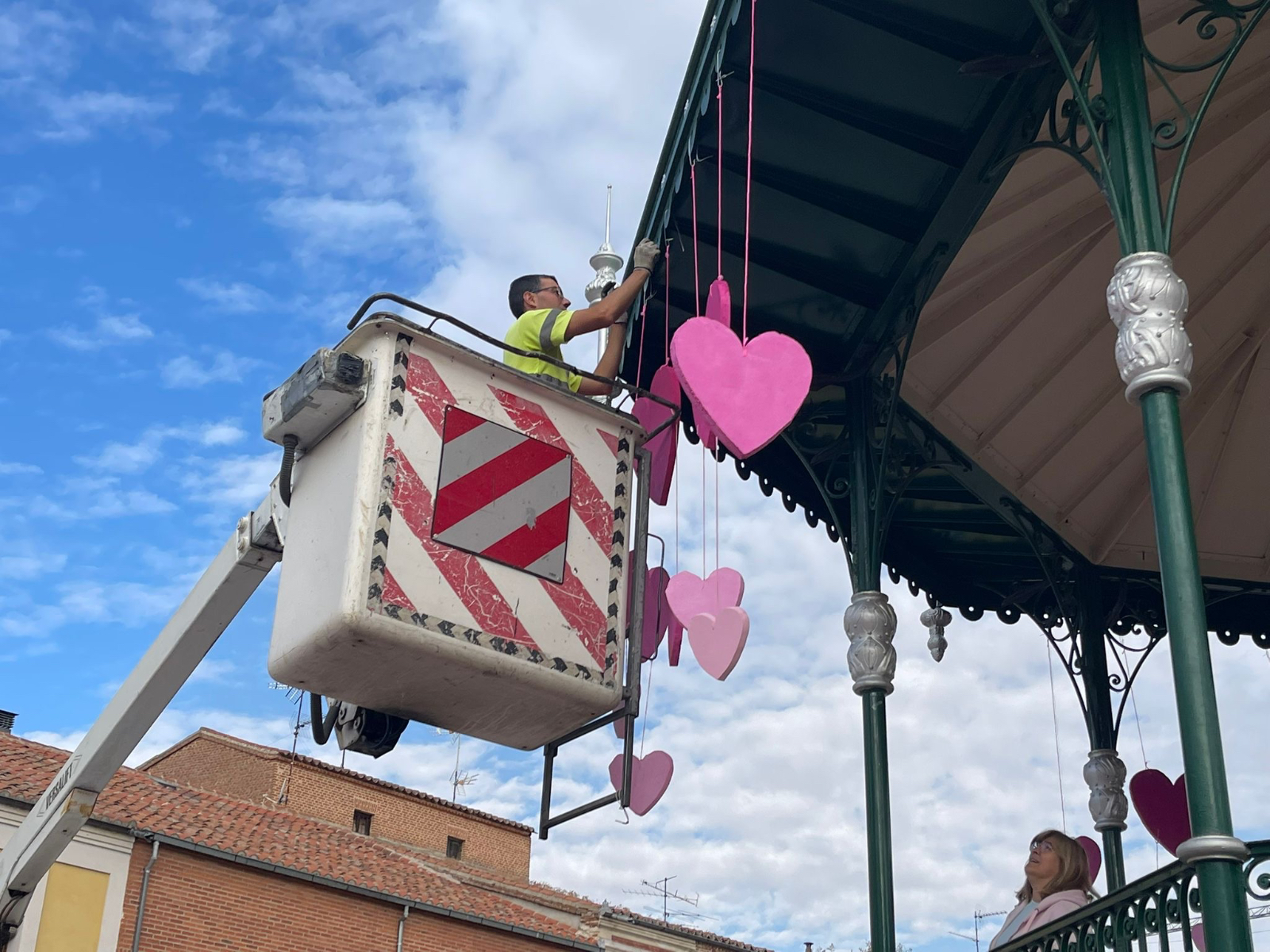 Corazones y un lazo rosa gigante y luminoso para concienciar sobre el cáncer de mama 