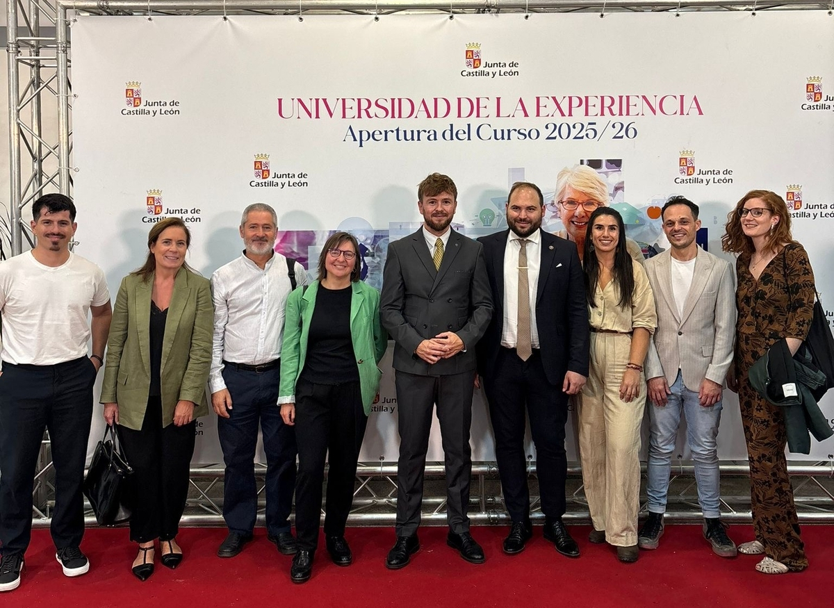 Alumnos mirobrigenses de la Universidad de la Experiencia asisten a la inauguración en Salamanca