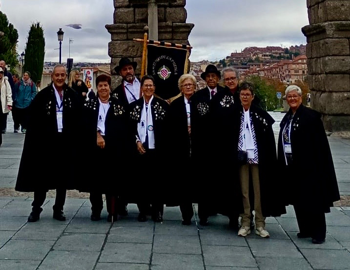 Santiago de la Puebla pasea su capa y su tradición por las calles de Segovia en el 25 Encuentro anual de capistas