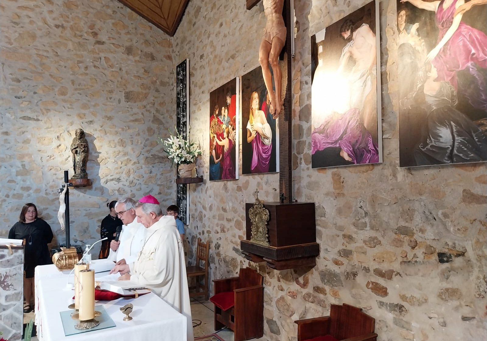 Bendecidas las nuevas imágenes del frontal del presbiterio de la Iglesia de El Maíllo