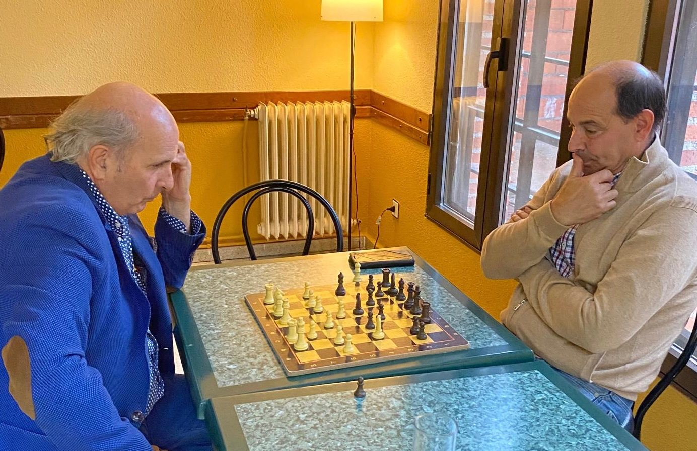 El ajedrez reúne curiosidad y participantes en el estreno del Taller organizado por Me Permito 