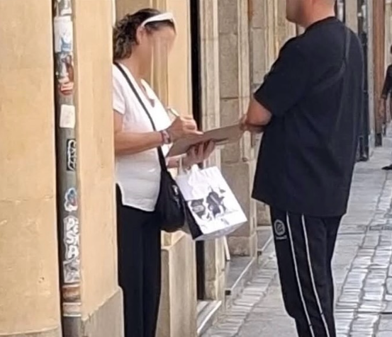 Alertan de un timo de los falsos donativos para sordos que recorre el centro de Salamanca