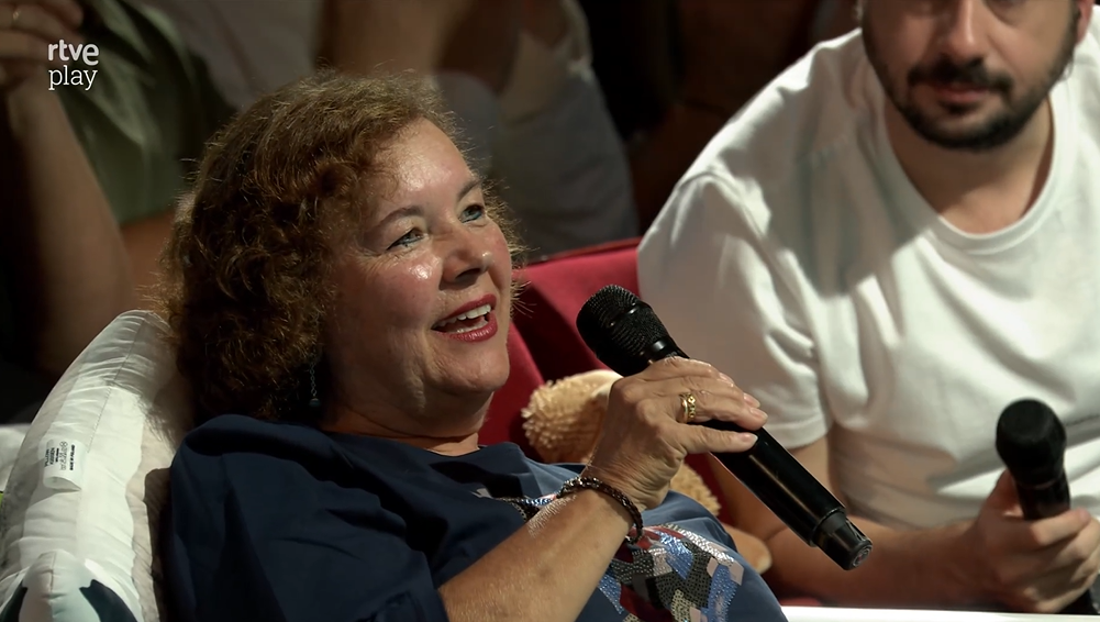 Una vecina de Dios le Guarde, la mayor fan de Manolo García desde la bañera de ‘La Revuelta’