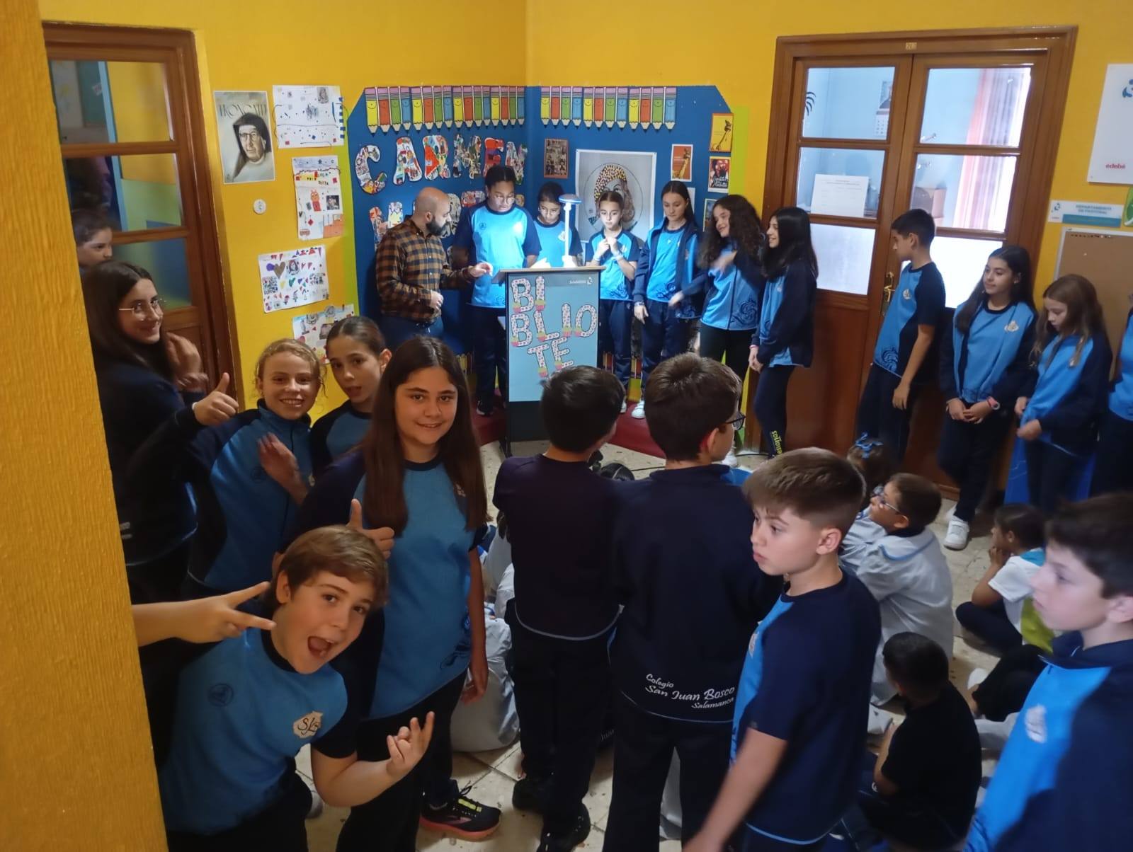FOTOS | El Colegio San Juan Bosco homenajea a Carmen Martín Gaite con la lectura de Caperucita en Manhattan