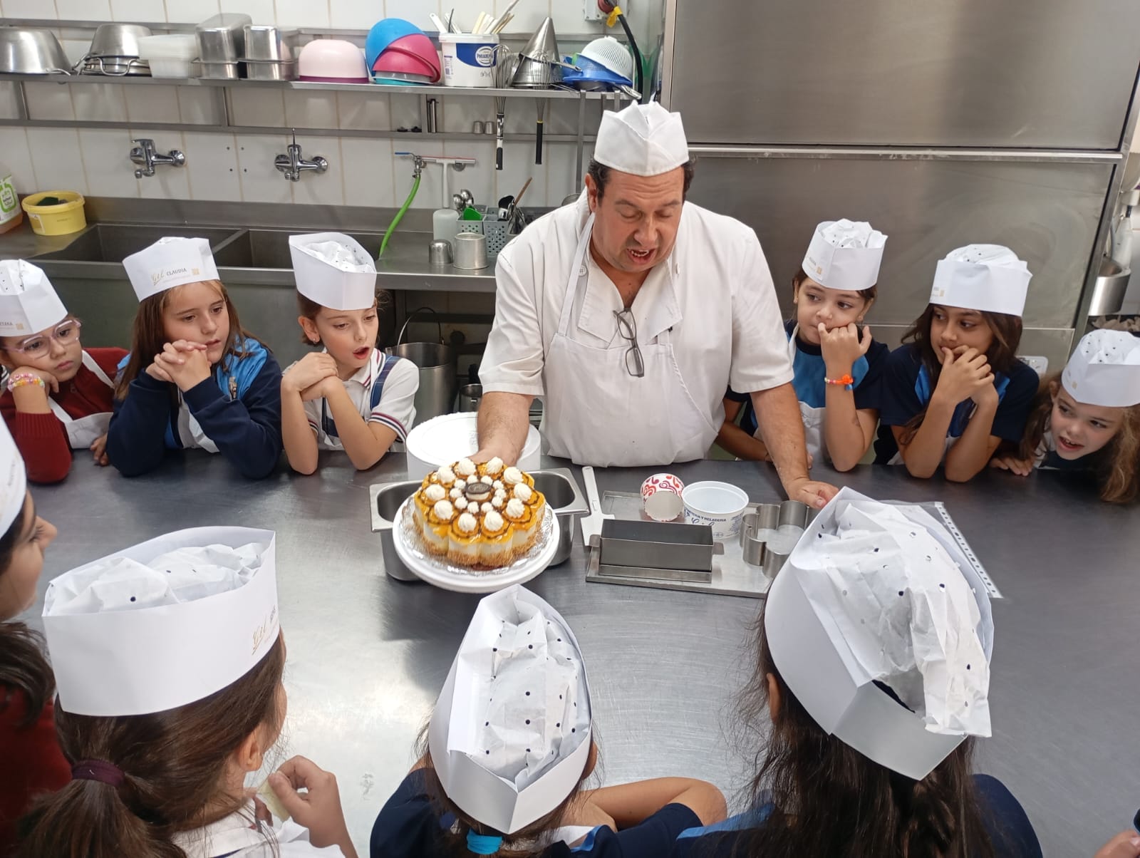 Escolares salmantinos descubren los secretos del obrador de Confiterías Gil