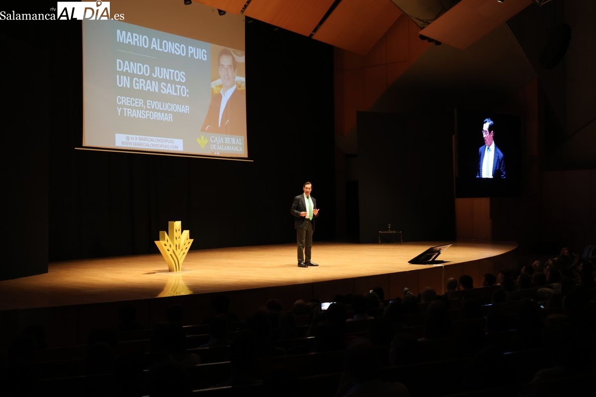 FOTOS | Mario Alonso Puig llena el Palacio de Congresos de Salamanca con su conferencia sobre el poder de la mente