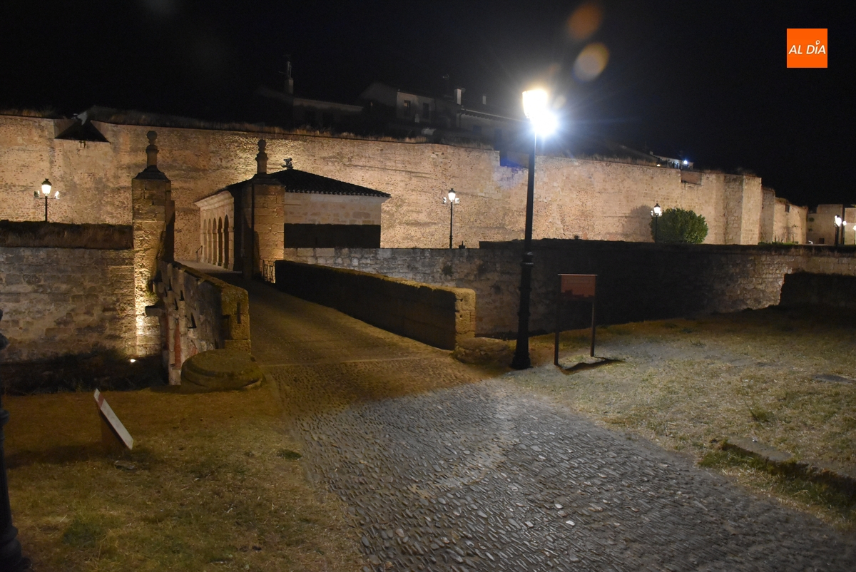 Remozada la iluminación del entorno del Puente de San Felipe