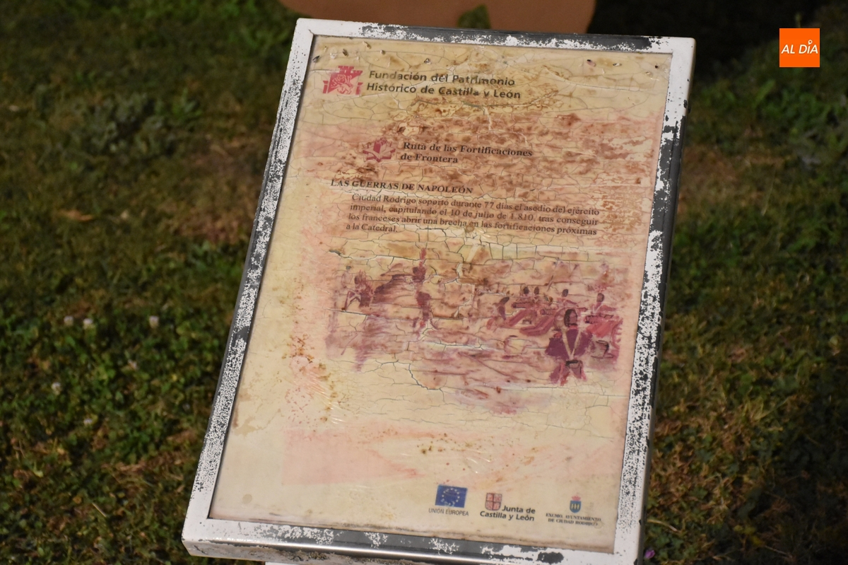 Notable deterioro de la mayoría de paneles divulgativos del Paseo Fernando Arrabal