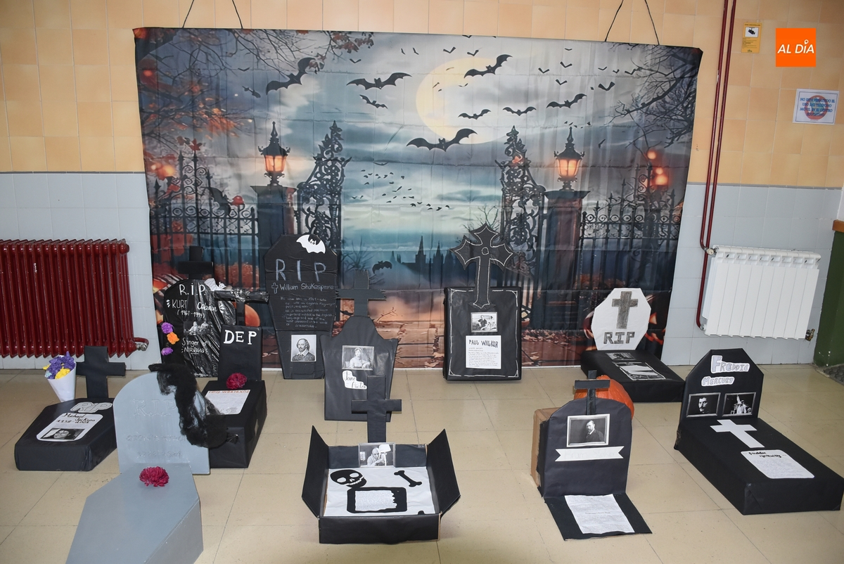 El IES Tierra crea un cementerio de famosos por Halloween 