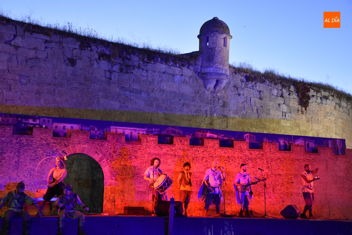 Manuk se encarga de cerrar con compañía la Feria Medieval 2025