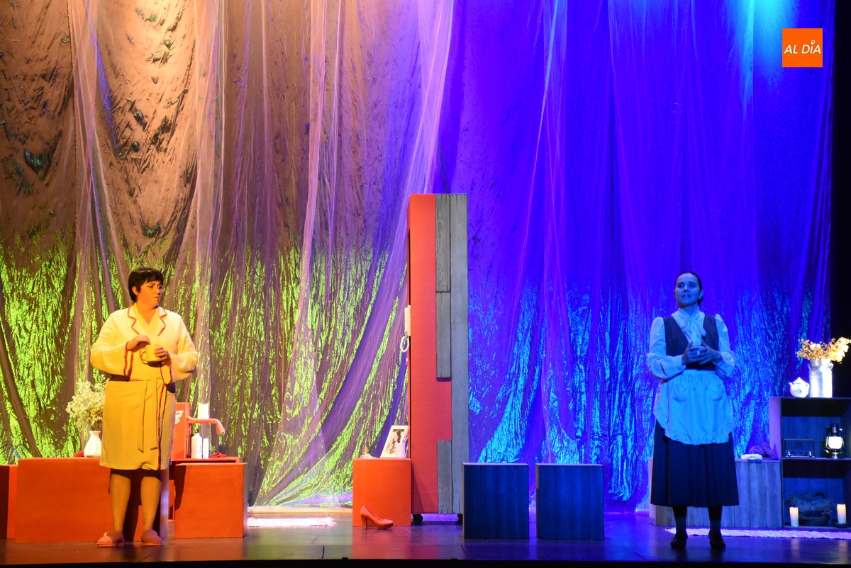 El contraste entre la vida urbana y la rural sale al escenario con una aceptable entrada