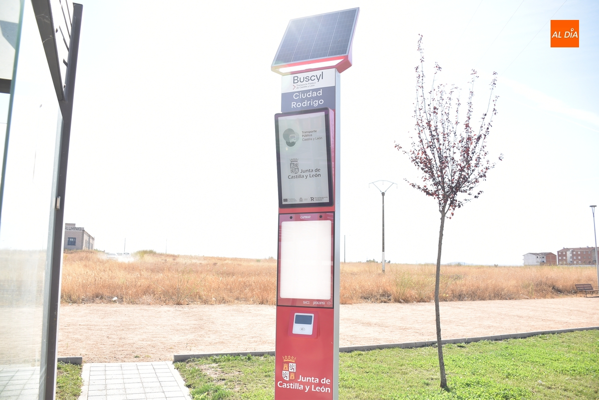 La marquesina de bus frente al Centro de Salud se vuelve ‘inteligente’