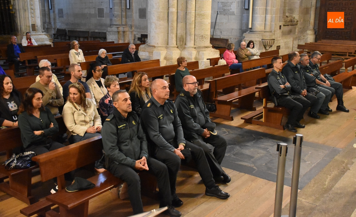 Integrantes de la Guardia Civil asisten al inicio del triduo en honor a la Virgen del Pilar