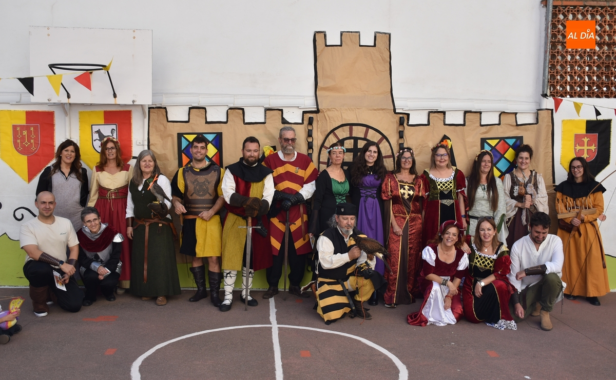 Misioneras recibe con sus profesores ataviados para la ocasión a integrantes de Rodericus