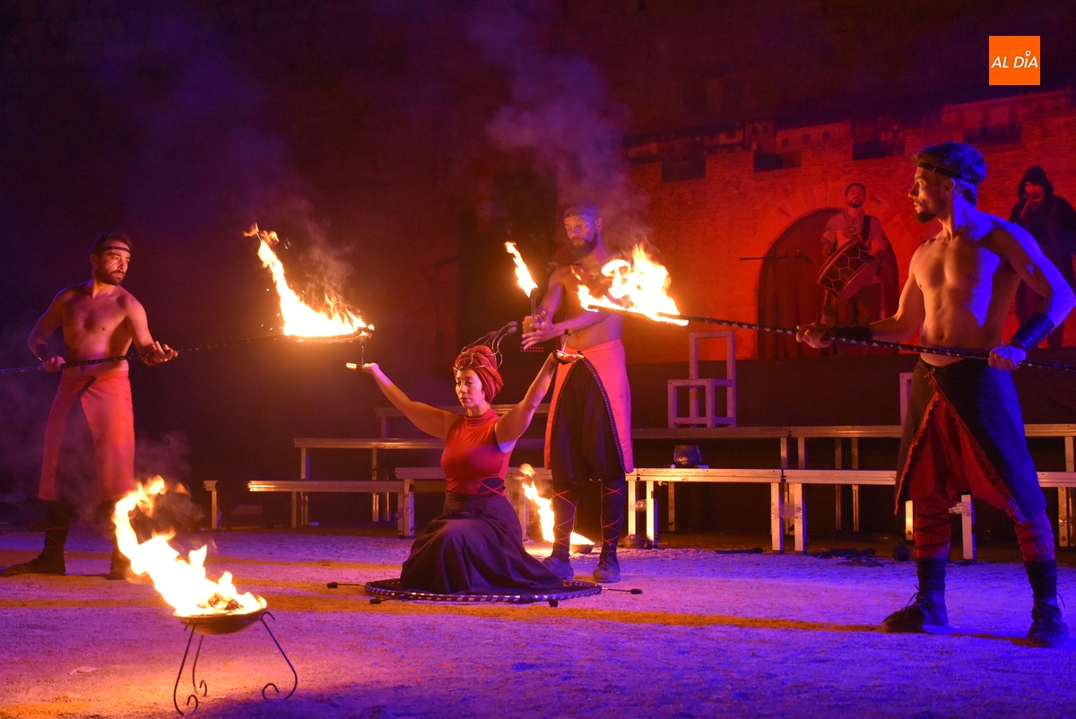 El maratoniano sábado de Feria culmina con un sugerente espectáculo de fuego, música y baile