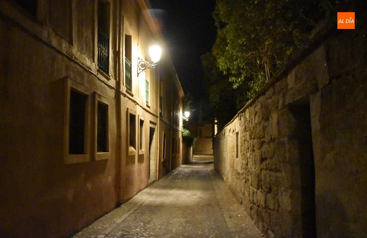 La calle Cáceres aumenta su iluminación con un nuevo punto de luz