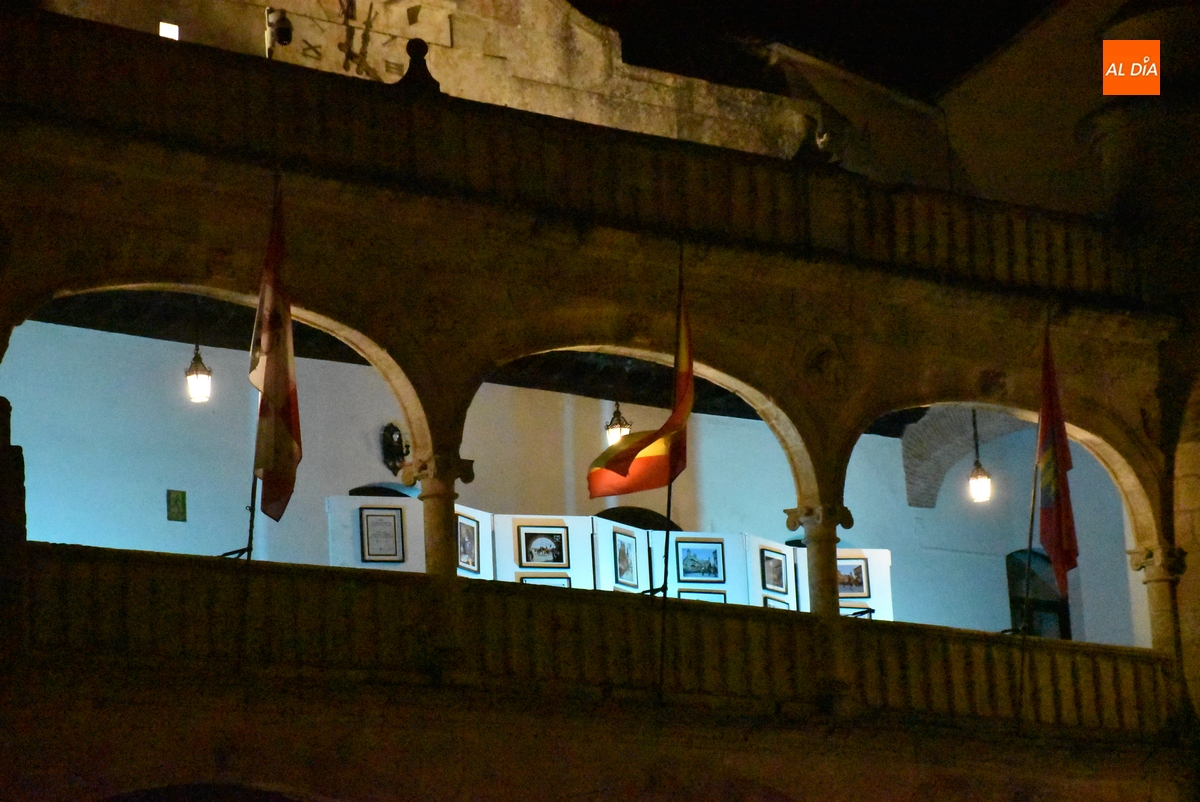 El Día Internacional de la Dislexia viste de azul la balconada de la Casa Consistorial
